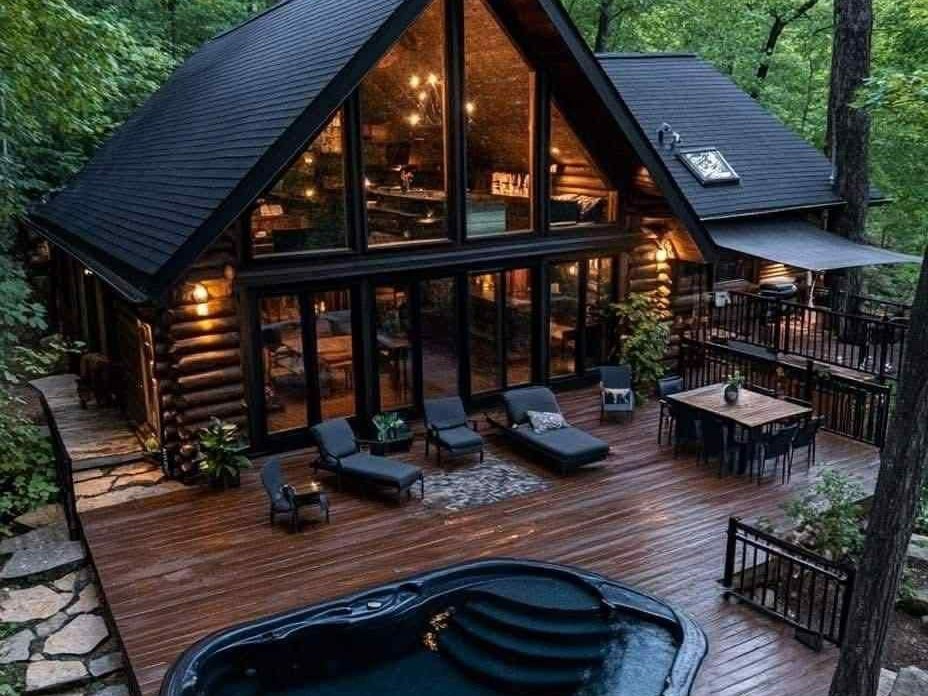 Terrasse de chalet avec spa face à la forêt