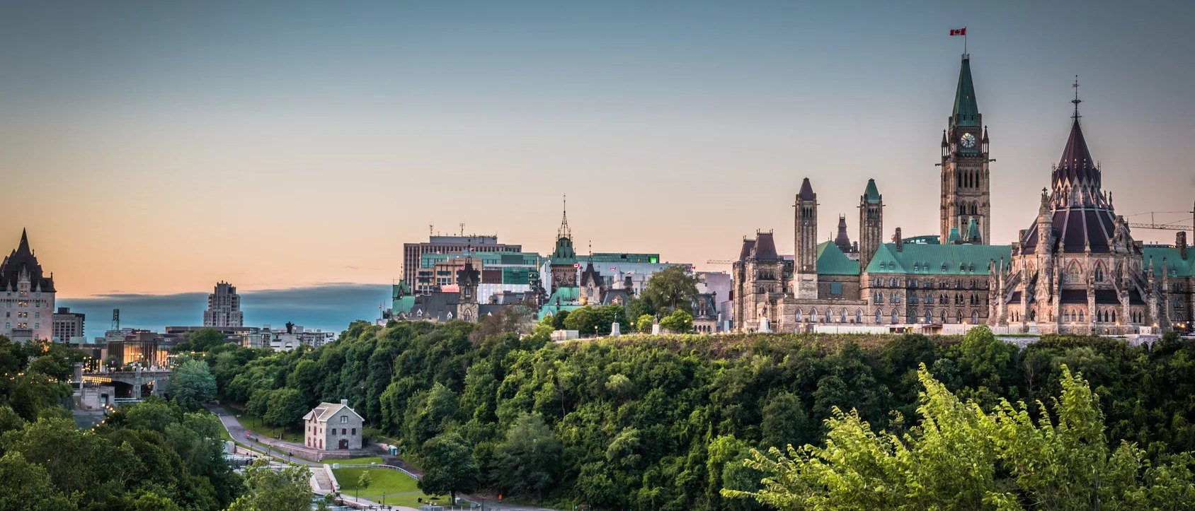 Parlement d'Ottawa au crépuscule