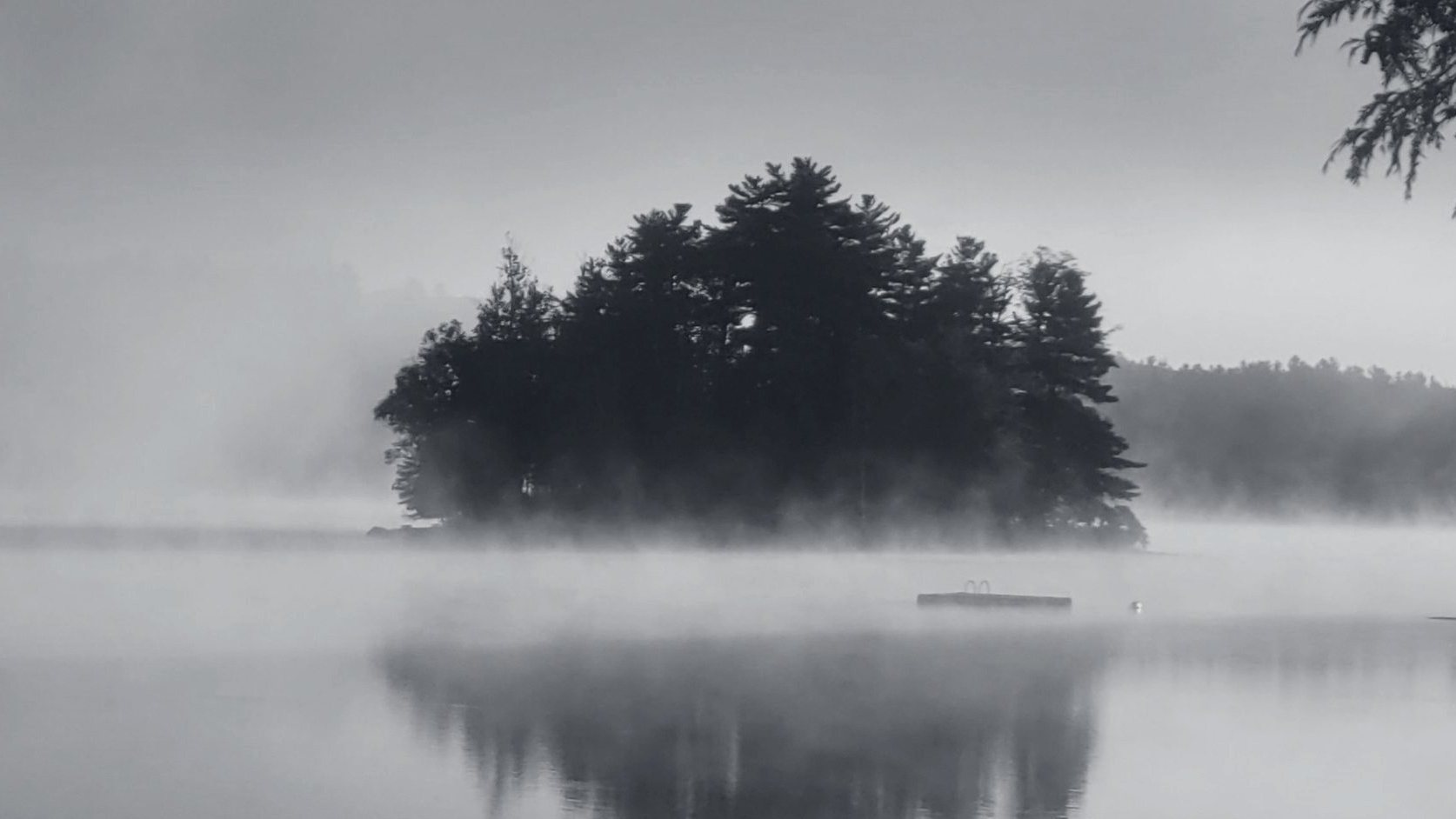 Lac de l'Outaouais dans la brume au lever du jour